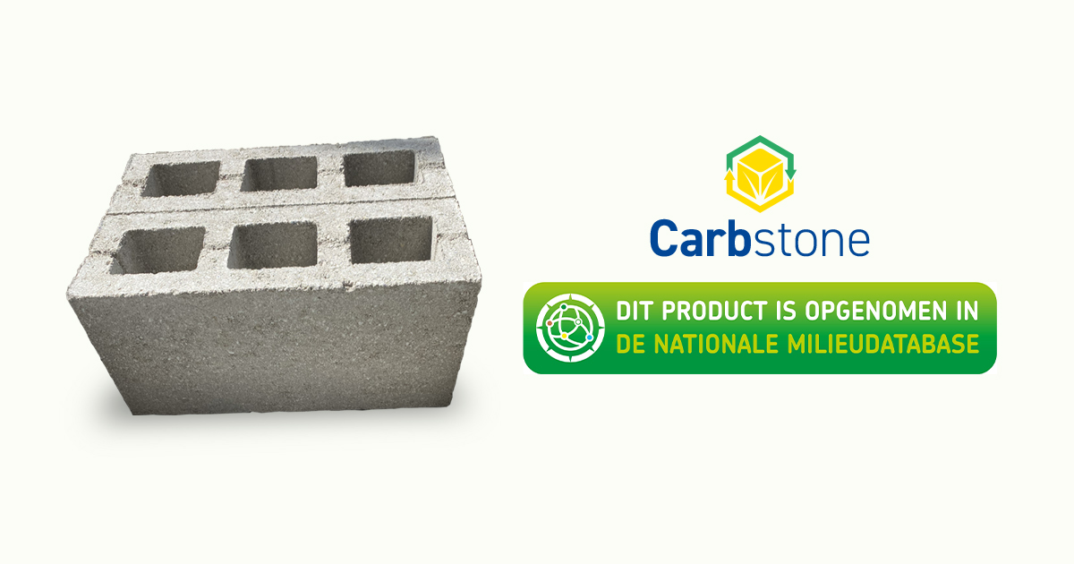 Un bloc de béton avec six trous rectangulaires est présenté à côté du logo Carbstone et d'une étiquette en néerlandais indiquant que ce produit est inclus dans la base de données environnementale nationale.